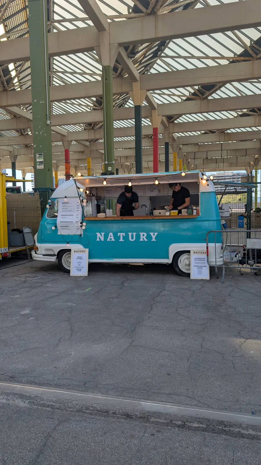 Food truck de Natury en un mercado