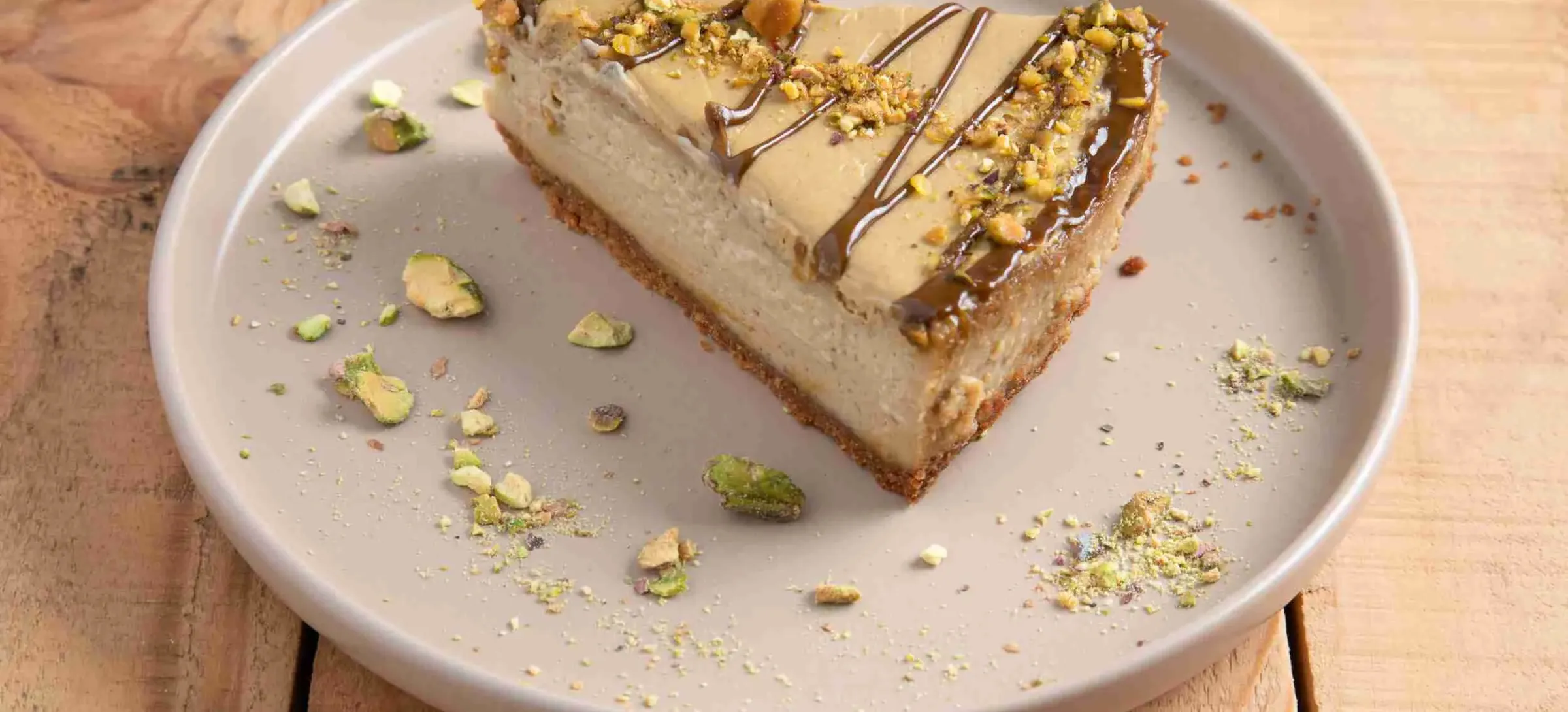 Porción de cheesecake de pistacho en un plato
