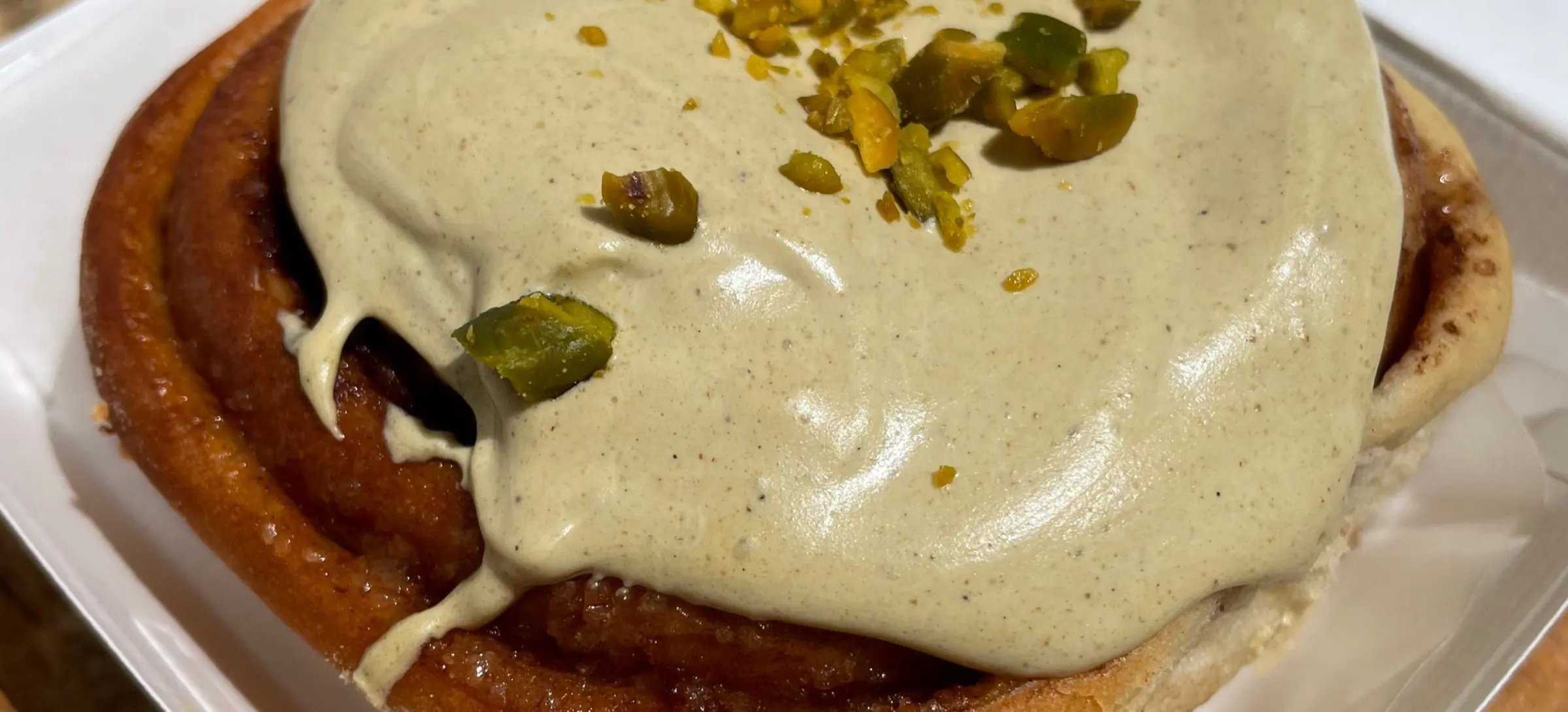 Roll de canela con pistacho en su caja