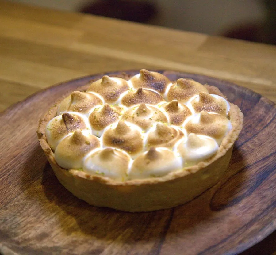 Lemon pie sobre madera