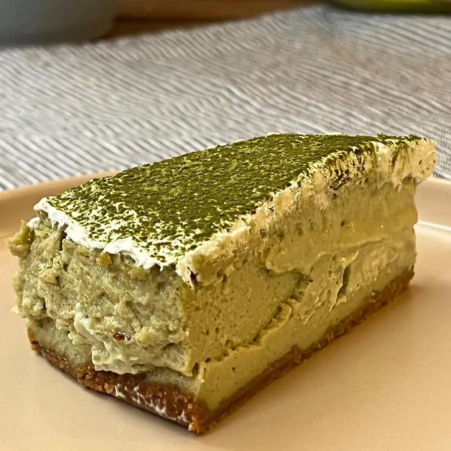 Porción de cheesecake de matcha