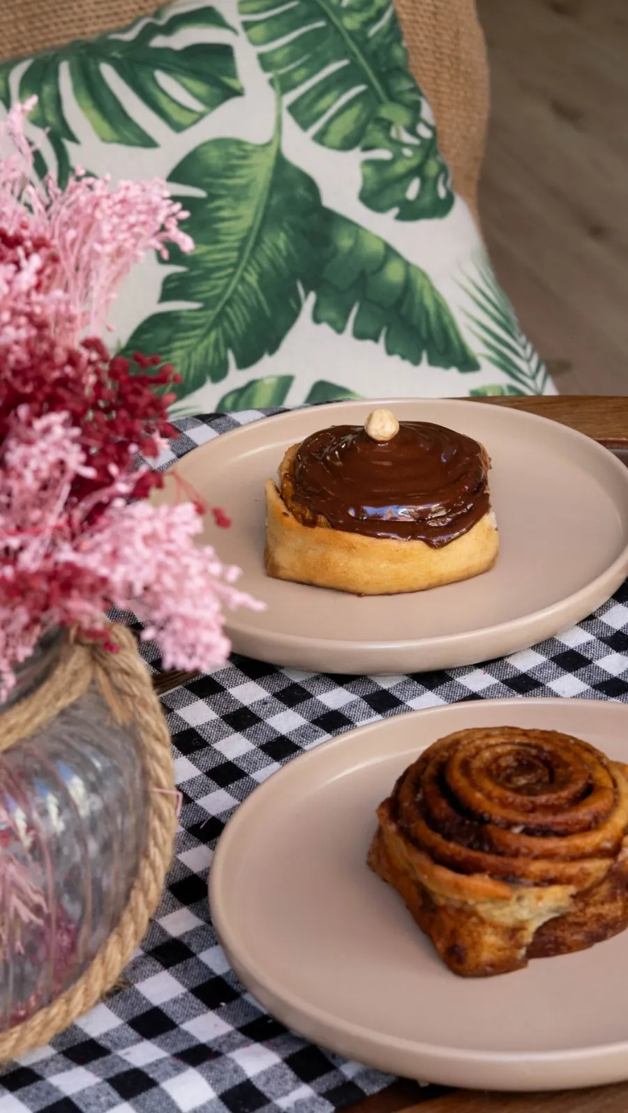 Rolls de canela en la mesa
