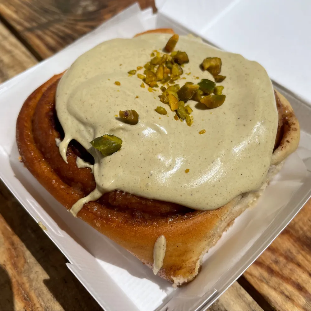 Roll de pistacho en su caja